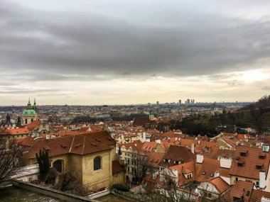 Prag'da çatılarda göster