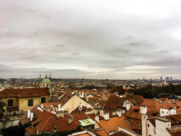 Widok na dachy w Pradze — Zdjęcie stockowe