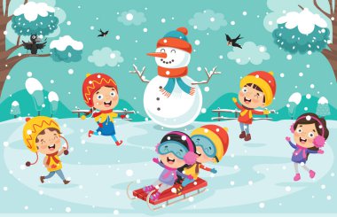 Çocuklar kışın dışarıda oynuyorlar.