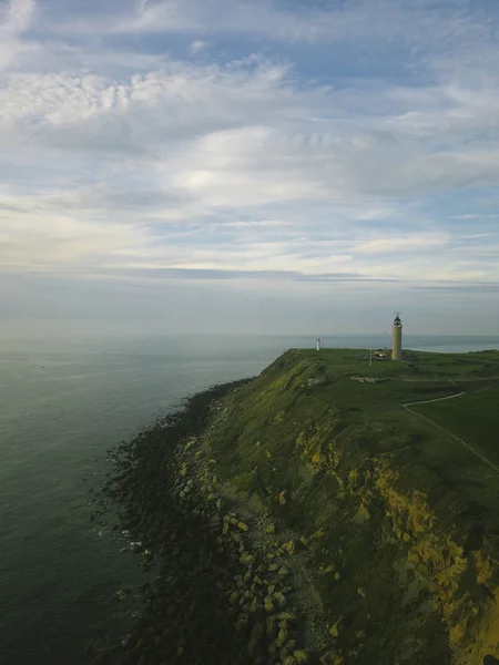 Green plain with a view of the lighthouse. — Stock Photo, Image