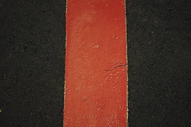 kırmızı çizgi doku arka plan ile siyah asfalt