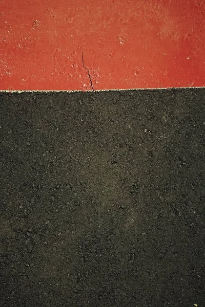 Asfalto negro con fondo de textura de línea roja — Foto de Stock