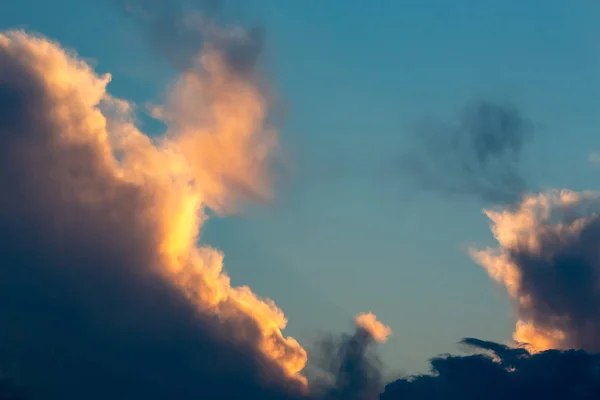 Πολύχρωμο Χρυσή Και Μπλε Δραματικό Ουρανό Σύννεφα Στο Ηλιοβασίλεμα — Φωτογραφία Αρχείου