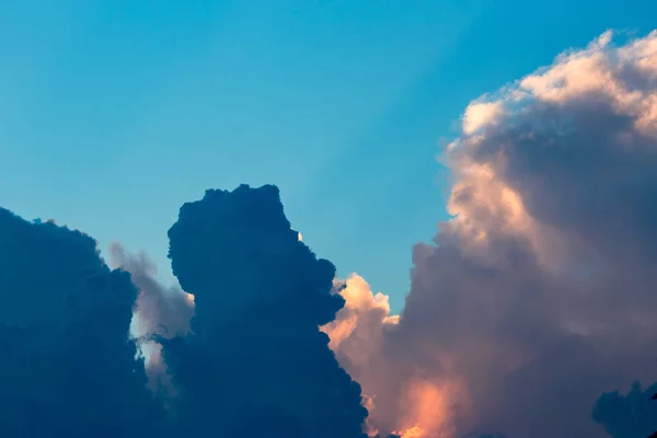 Bunter Goldener Und Blauer Himmel Mit Wolken Bei Sonnenuntergang — Stockfoto