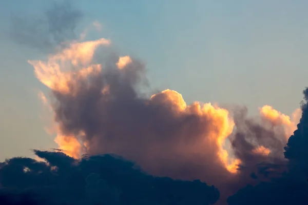 Bunter Goldener Und Blauer Himmel Mit Wolken Bei Sonnenuntergang — Stockfoto