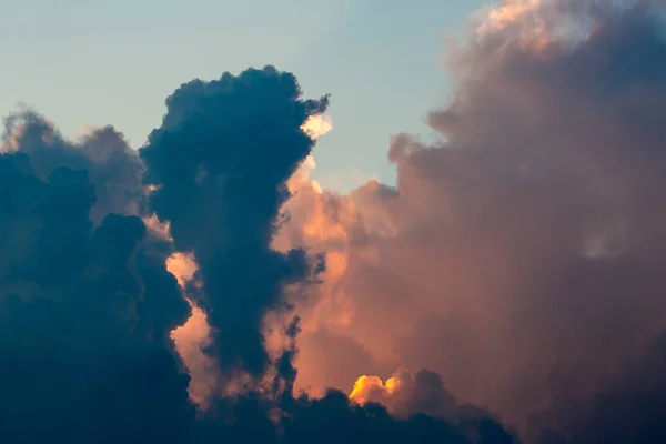 Bunter Goldener Und Blauer Himmel Mit Wolken Bei Sonnenuntergang — Stockfoto