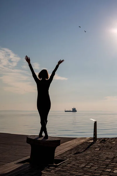 Achteraanzicht Van Jonge Mooie Dansen Passen Vrouw Met Kort Haar — Stockfoto