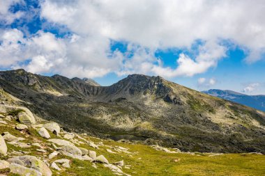 Sahne yaz peyzaj taş ile zirve sirk ve güzel bulutlara Pirin Dağı, Bulgaristan