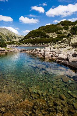 Sahne yaz dikey kayalık, yatay bir yüksek irtifa göl, Pirin Dağı, Bulgaristan kristal mavi sularına kadar yakın