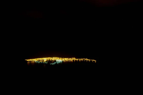 Port av Graciosa nattetid sett från Lanzarote — Stockfoto