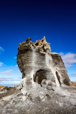 Lanzarote, Kanarya Adaları, İspanya mağaralarda benzeyen erozyona uğramış kahverengi, beyaz ve mavi hills ilginç dikey jeolojik oluşumlar. Bu konum genellikle portre için kullanılır ve moda fotoğraf çekimleri
