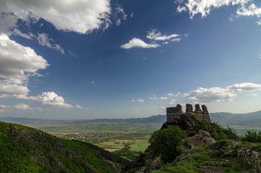 Kalır ve Stara Planina Dağı Sopot, Bulgaristan, yatay manzara akşama doğru kasaba alınan yakınındaki Anevo Kale denilen ortaçağ kalesi kalıntıları