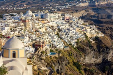 Santorini yükseltilmiş inanılmaz romantik sahnede. Yukarıdaki üzerinden, Fira, Yunanistan. Gündüz görünümü ilginç mimari renkli sermaye adanın doğru şaşırtıcı. Gün batımından önce kısa bir süre