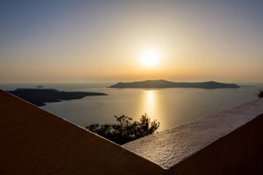 Santorini üzerinde yükseltilmiş inanılmaz romantik günbatımı sahne. Yukarıdaki üzerinden, Fira, Yunanistan. Şaşırtıcı altın saat görünümden genel yolu yürüyüş volkan caldera ortasına doğru. Gün batımından önce kısa bir süre
