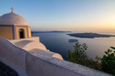 Santorini üzerinde yükseltilmiş romantik günbatımı sahne. Yukarıdaki üzerinden, Fira, Yunanistan. Şaşırtıcı altın saat görünümden genel yolu yürüyüş caldera yanardağ doğru. Kısa bir süre önce günbatımı, kilise görüntü
