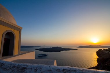 Santorini üzerinde yükseltilmiş inanılmaz romantik günbatımı sahne. Yukarıdaki üzerinden, Fira, Yunanistan. Şaşırtıcı altın saat görünümden genel yolu yürüyüş volkan caldera ortasına doğru. Gün batımından önce kısa bir süre