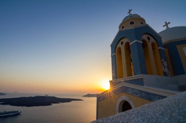 Santorini üzerinde yükseltilmiş romantik günbatımı sahne. Yukarıdaki üzerinden, Fira, Yunanistan. Şaşırtıcı altın saat görünümden genel yolu yürüyüş caldera yanardağ doğru. Kısa bir süre önce günbatımı, kilise görüntü