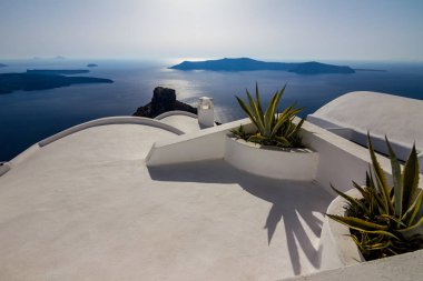 Santorini inanılmaz romantik sahnede. Fira, Yunanistan. Derin deniz kristal suları yaya cadde ve beyaz çatı terası ile doğru şaşırtıcı gündüz görünümü