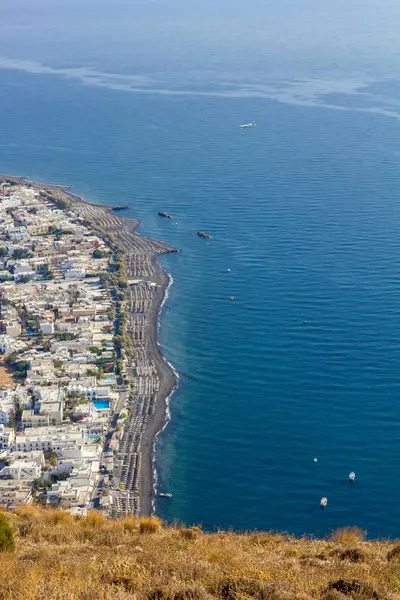 Santorini yükseltilmiş manzara olay yerine. Yukarıdaki üzerinden, Kamari, Yunanistan. Renkli şehir ve kumsalı ve sabah denize doğru şaşırtıcı gündüz kısmi görünümü