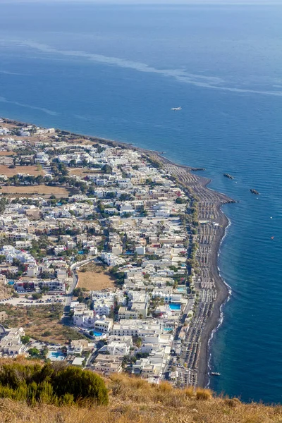 Santorini yükseltilmiş manzara olay yerine. Yukarıdaki üzerinden, Kamari, Yunanistan. Renkli şehir ve kumsalı ve sabah denize doğru şaşırtıcı gündüz kısmi görünümü