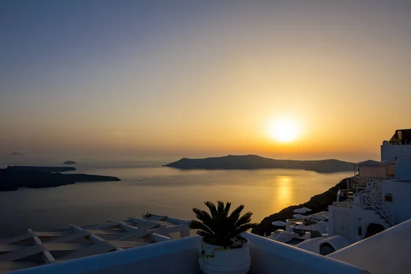 Otroligt Romantisk Scen Santorini Fira Grekland Fantastisk Solnedgång Utsikt Mot — Stockfoto