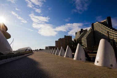 Valencia Bilim Müzesi yakın bir güzel güneşli bahar günü, İspanya yürüme. Şehir konut doğru görüntülemek