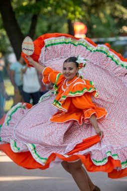 Kazanlık, Bulgaristan - 21 Temmuz 2016: Güzel Meksika Meksika geleneksel kostümleri dansçılar şaşırtıcı ücretsiz bir açık festivalinde muhteşem bir hızlı dans Şehir Parkı yaz gerçekleştirmek