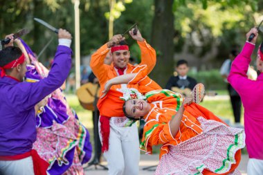 Kazanlık, Bulgaristan - 21 Temmuz 2016: Güzel Meksika Meksika geleneksel kostümleri dansçılar şaşırtıcı ücretsiz bir açık festivalinde muhteşem bir hızlı dans Şehir Parkı yaz gerçekleştirmek