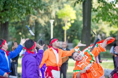 Kazanlık, Bulgaristan - 21 Temmuz 2016: Güzel Meksika Meksika geleneksel kostümleri dansçılar şaşırtıcı ücretsiz bir açık festivalinde muhteşem bir hızlı dans Şehir Parkı yaz gerçekleştirmek