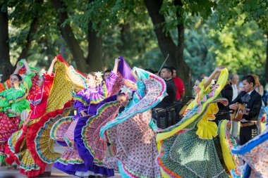 Kazanlık, Bulgaristan - 21 Temmuz 2016: Güzel Meksika Meksika geleneksel kostümleri dansçılar şaşırtıcı ücretsiz bir açık festivalinde muhteşem bir hızlı dans Şehir Parkı yaz gerçekleştirmek