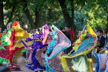 Kazanlık, Bulgaristan - 21 Temmuz 2016: Güzel Meksika Meksika geleneksel kostümleri dansçılar şaşırtıcı ücretsiz bir açık festivalinde muhteşem bir hızlı dans Şehir Parkı yaz gerçekleştirmek