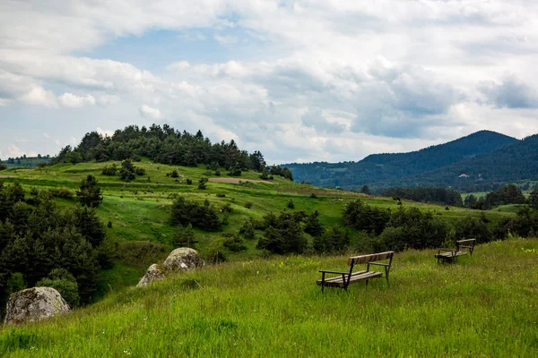 Спокойный Пейзаж Весенний Вид Зеленый Ландшафт Двумя Скамейками Горах Родопы — стоковое фото