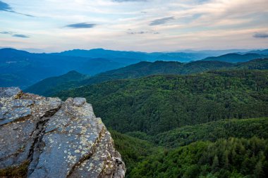 Sakin manzara bahar yemyeşil peyzaj, yüksek irtifa Hdr görünümü ile pitoresk Rodop dağ Pazardzik İlçesi, Bulgaristan Ravnogor köyü yakınındaki kayalarda