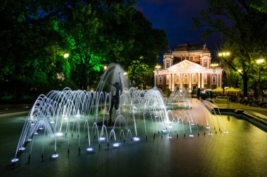 Kamu parkı gece uzun pozlama, Sofia, Bulgaristan