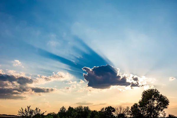 Farbenfroher Himmel bei Sonnenuntergang, Sonne hinter Wolken — Stockfoto