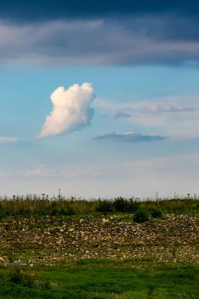 Geisterhafte Wolke Blauen Himmel Kieselsteine Und Gras Vorne Ruhige Sommernachmittagslandschaft — Stockfoto