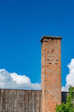 Kahverengi tuğla baca terk edilmiş Bulgar fabrikası