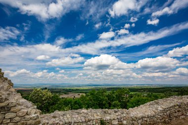 Antik Roma Kalesi, Rodop Dağları, Güney Bulgaristan kalıntıları, renkli bulutlu gökyüzü bahar yatay