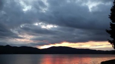 Sonbahar çarpıcı mavi saat ve altın saat, renkler ve bulutlar şaşırtıcı hareket dahil olmak üzere Dospat gölde ama çok dinamik sabah güneş doğarken hızlandırılmış sakin. Rodop Dağları, Bulgaristan