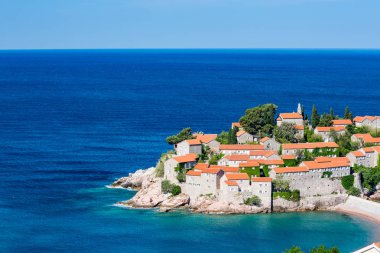 Bahar masmavi bir deniz manzaralı Karadağ, ünlü turistik ve Avrupa'nın tatil beldesi çarpıcı mimari ve kristal deniz suları ile Adriyatik Denizi ' St. Stephan adasının