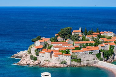 Bahar masmavi bir deniz manzaralı Karadağ, ünlü turistik ve Avrupa'nın tatil beldesi çarpıcı mimari ve kristal deniz suları ile Adriyatik Denizi ' St. Stephan adasının