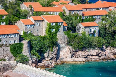 Bahar masmavi bir deniz manzaralı Karadağ, ünlü turistik ve Avrupa'nın tatil beldesi çarpıcı mimari ve kristal deniz suları ile Adriyatik Denizi ' St. Stephan adasının