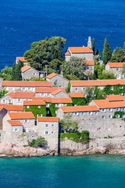 Bahar masmavi bir deniz manzaralı Karadağ, ünlü turistik ve Avrupa'nın tatil beldesi çarpıcı mimari ve kristal deniz suları ile Adriyatik Denizi ' St. Stephan adasının