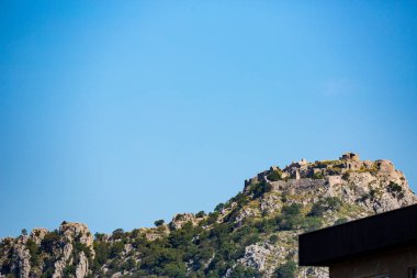 Haj - Nehaj Kalesi, Sutomore, Karadağ şehirden aşağıda görüldüğü gibi kalıntıları. Bahar açık mavi gökyüzü manzara görünümü