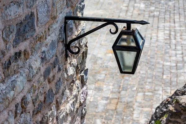 ビンテージ スタイル黒鉄積み石の壁 ブドヴァ モンテネグロの旧市街の街路灯のクローズ アップ画像 ハイアングル — ストック写真