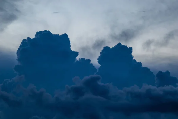 Dramatische Blaue Stunde Himmel Mit Schönen Wolken Monochromatische Wolkenlandschaft Mit — Stockfoto