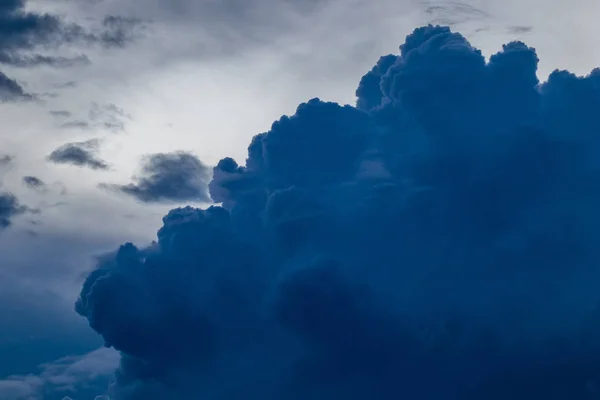 Dramatische Blaue Stunde Himmel Mit Schönen Wolken Monochromatische Wolkenlandschaft Mit — Stockfoto