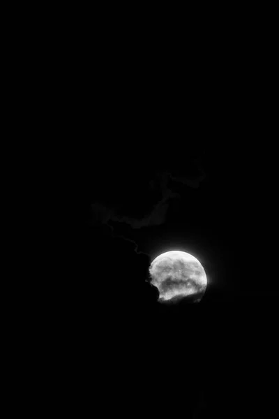 2018年7月26日晚 在厚重的黑色天空中拍摄到了日食前血月的黑白照片 部分被云层遮挡 — 图库照片