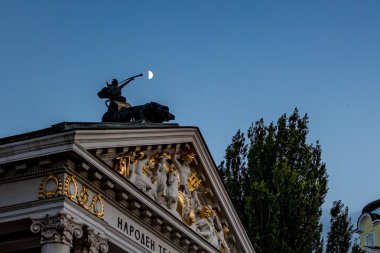 Sofia, Bulgaristan - 18 Ağustos 2018: Savaş boynuzunu ile ay kapalı araba çatı dekorasyonu heykel Görünüşe göre Eğer Roma centurion savaşçı darbeler. National Theater Ivan Vazov üzerinden yarım ay