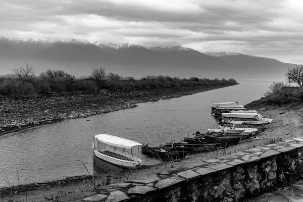 Barcos turísticos para la observación de aves atracados en fila esperando en la orilla del lago Kerkini en Grecia — Foto de Stock